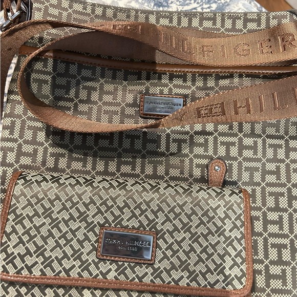 Tommy Hilfiger Crossbody with Matching Wallet - Picture 8 of 11